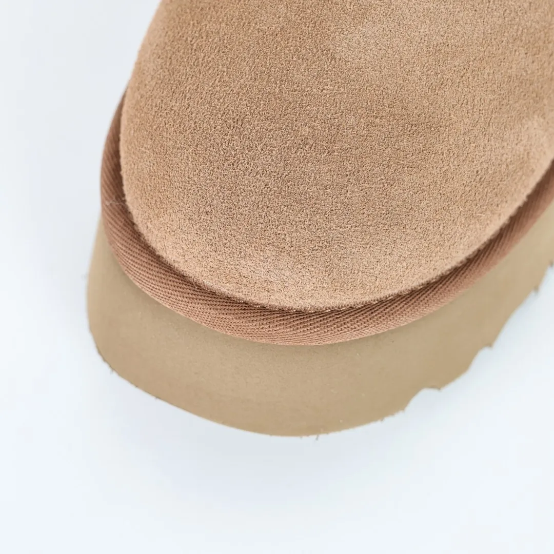 Pick up locally 💰600 Core recommended good price It is a very suitable choice for keeping warm in winter and at home. In the new year, uug has launched a series of styles, which are partial to the preferences of young consumers and have also moved to the forefront of fashion trends. Shoe body material Water-repellent coated suede upper 17mm UGGPURE™ implanted wool insole Lightweight non-slip comfortable rubber outsole With brand LOGO trademark Comes with a full set of packaging Size: 35 36 37 38 39 40